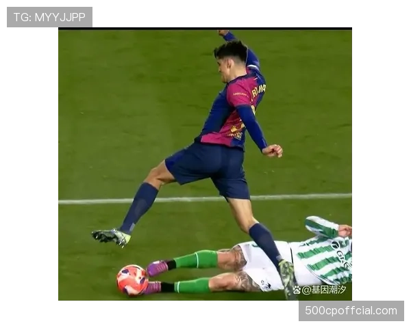 瞬间定格：赛后，两位队长在中圈长时间讨论比赛中的一次防守误解